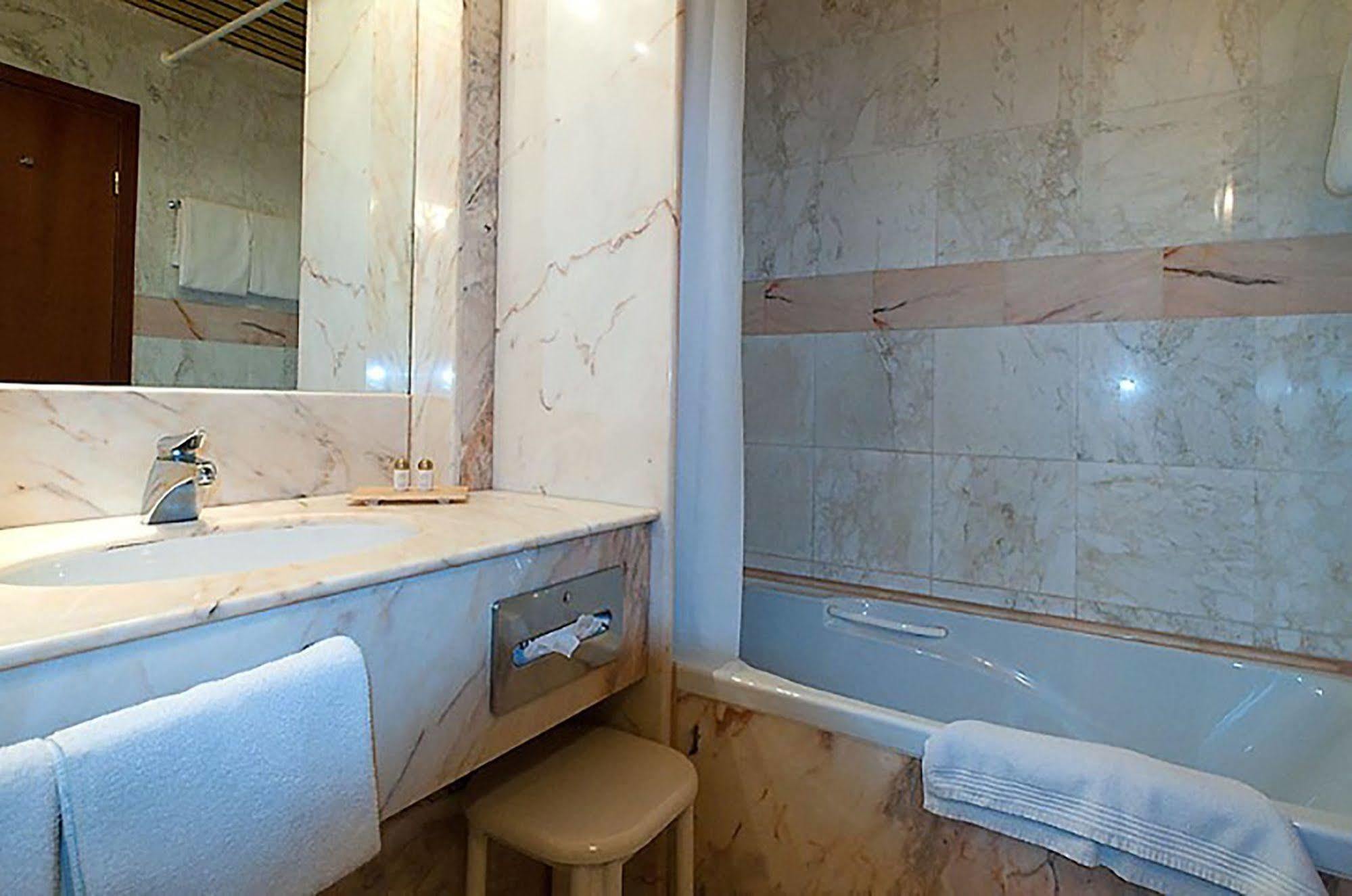 Hotel Am Blauen Wunder Дрезден Екстериор снимка